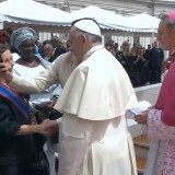 Papa Francesco saluta gli esponenti delle delegazioni