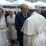 Papa Francesco saluta esponenti delegazioni