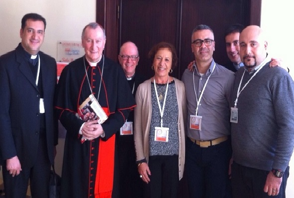 Il Cardinale Pietro Parolin con Maria Luisa Coppola, don Nico Dal Molin, il Rettore del Seminario di Aversa ed alcuni seminaristi - Serraclubitalia.it