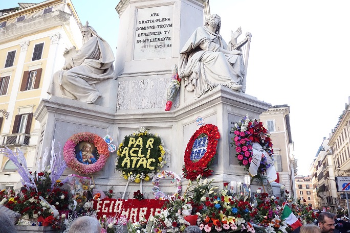 I fiori a Maria sull'Obelisco a Piazza di Spagna di Ignazio Jacometti - foto Il Vaticanese.it