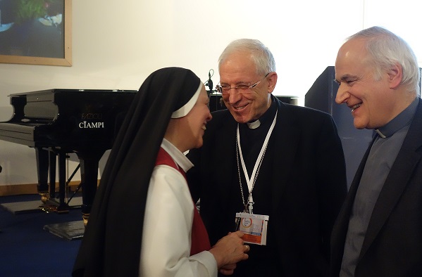 Il Segretario Generale CEI Sua Eccellenza Nunzio Galantino con mons. Amedeo Cencini e Suor Maria Gloria Riva - Il Vaticanese.it