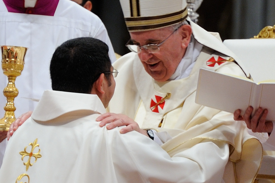 Papa Francesco con un Sacerdote appena ordinato 2014 - Il Vaticanese.it - foto di Fabio Pignata