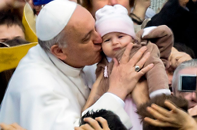 Papa Francesco con una bambina