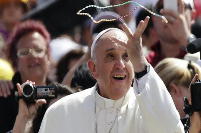 Papa Francesco afferra un Rosario lanciatogli dalla folla