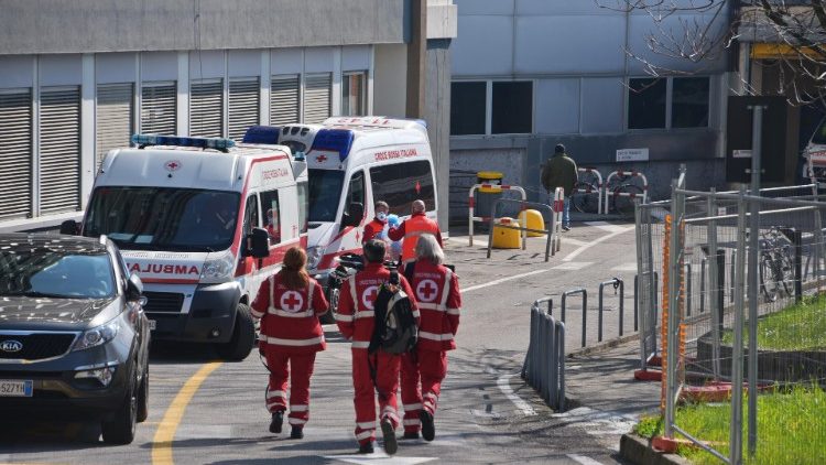 Bergamo: arrivo di ambulanze con contagiati da coronavirus all'ospedale Bolognini  (ANSA)