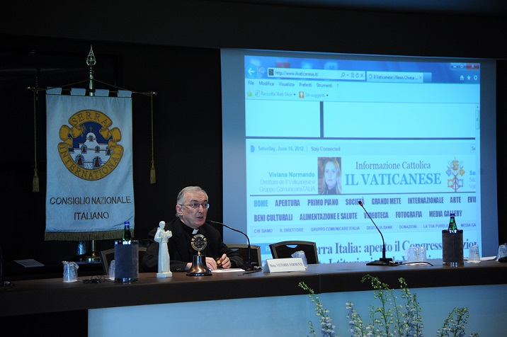 Mons. Vittorio Formenti mentre spiega particolari inediti dell'Annuario Pontificio 2012