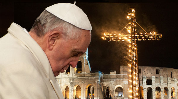 Papa Francesco in preghiera nella notte della Via Crucis del Venerdì Santo