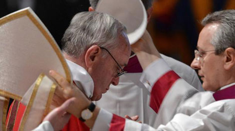 Papa Francesco si è tolto la mitria per l'adorazione della Croce nella Celebrazione della Passione del Signore