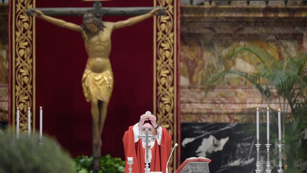 Il Papa alla consacrazione. Alle sue spalle, il crocifisso di San Marcello al Corso