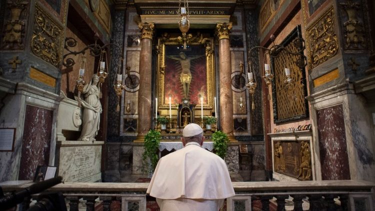 Il Papa prega davanti al Crocifisso nella Chiesa romana di San Marcello al Corso 