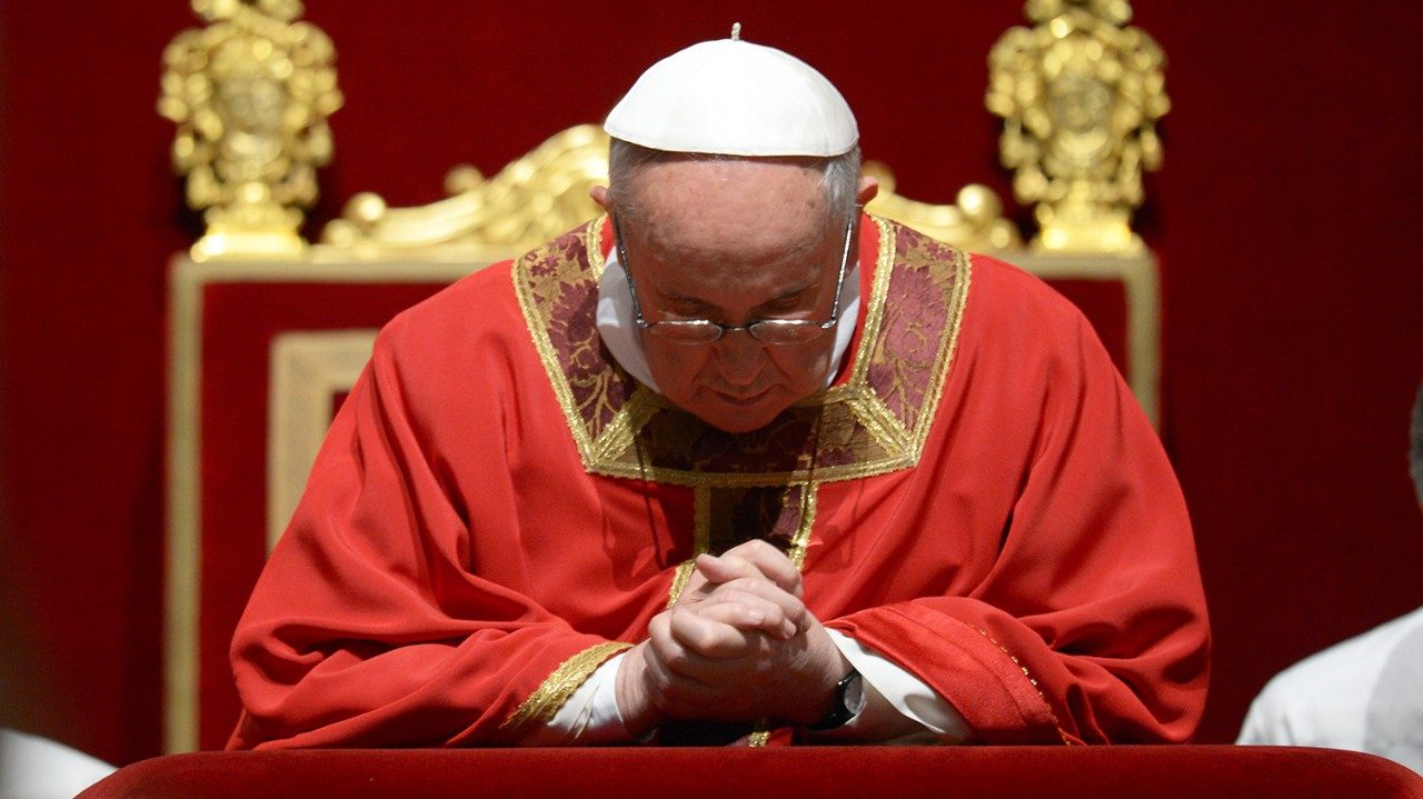 Papa Francesco in preghiera nel Venerdì Santo  