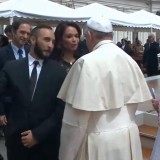 Papa Francesco saluta gli esponenti delle delegazioni