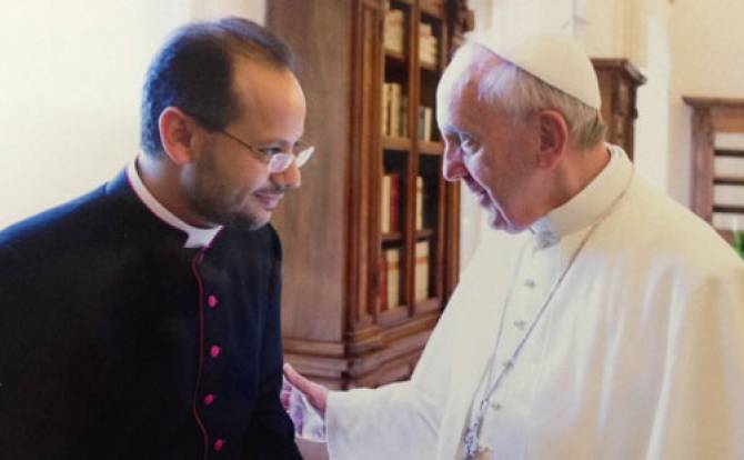 Padre Yoannis Lahzi Gaid con Papa Francesco