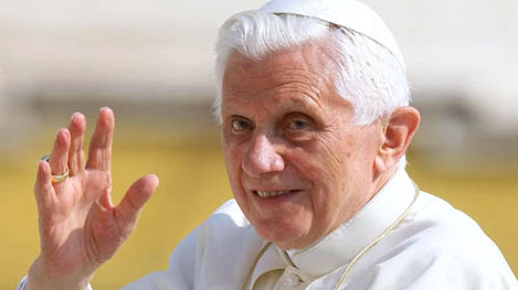 papa-benedetto-XVI-saluto-piazza-san-pietro