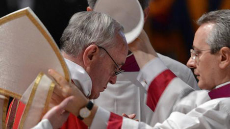 Papa Francesco si è tolto la mitria per l'adorazione della Croce nella Celebrazione della Passione del Signore Papa Francesco si è tolto la mitria per l'adorazione della Croce nella Celebrazione della Passione del Signore